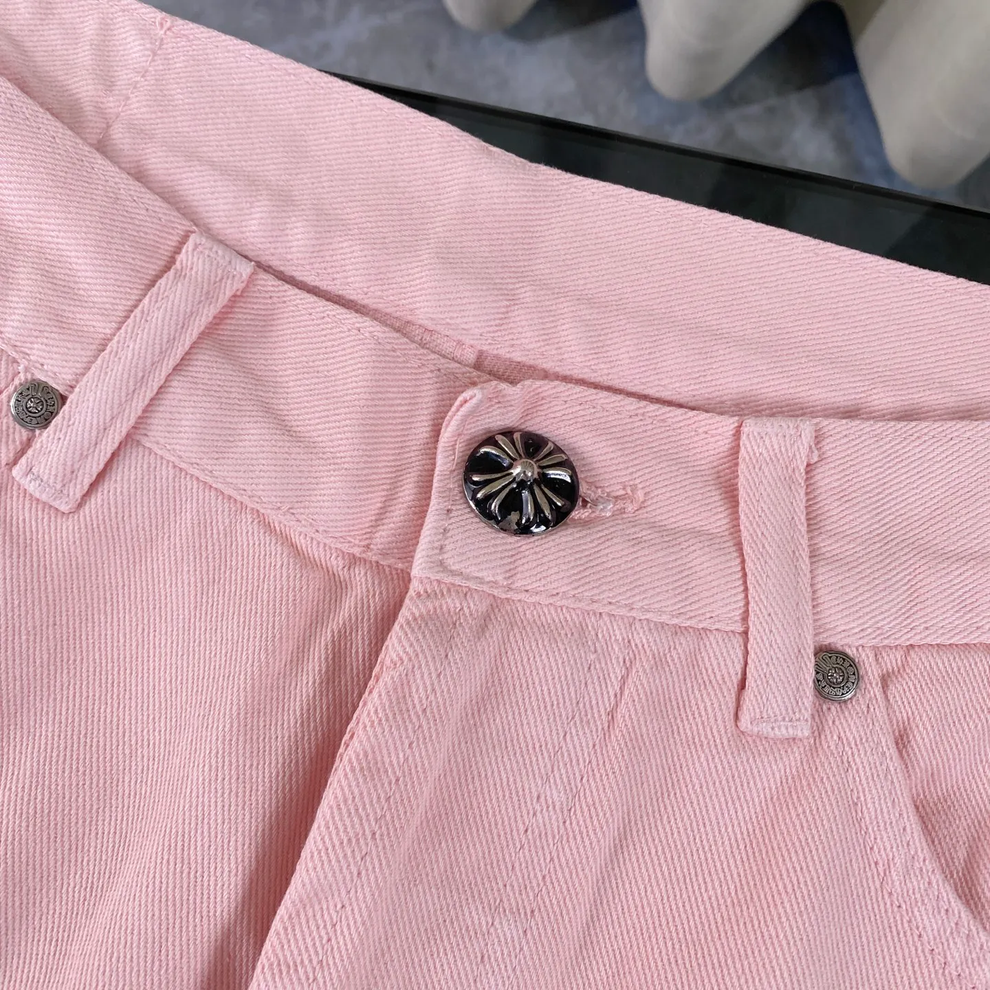 P250 CH Chromehearts 2025 new limited white cross leather couple style washed loose pink jeans 💜 Top quality ceiling quality styles with different washed textures, very friendly to people with thin legs and thick legs, the straight and loose version is very flattering to the leg shape. Moderate length that never goes out of style, easy to match with casual, basic styling for various styles, a must-have in the wardrobe! The fabric is stiff but also makes the upper body soft without losing texture. The washing process is even more perfect. It is a must-have item for everyone! ! ! Washed wheat, hang tag, pants label, complete with three labels, color: pink, size: 28, 30, 32, 34